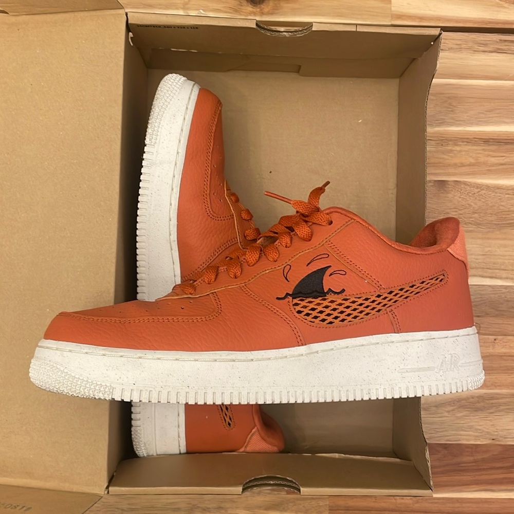 Air Force 1 07 LV8 NN Burnt Sunrise/Hot Curry
Sun Club